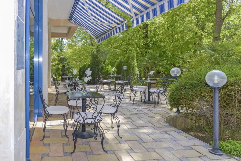 Хотел Холидей Парк - Снимка 1