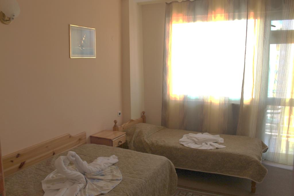На първа линия в Поморие! Нощувка на човек в стая с изглед море + закуска само за 27 лв. в  хотел Бял дом - Снимка 8