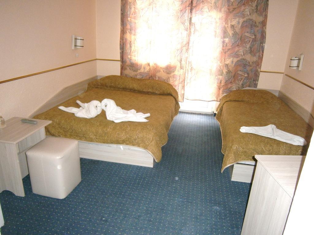 На първа линия в Поморие! Нощувка на човек в стая с изглед море + закуска само за 27 лв. в  хотел Бял дом - Снимка 23