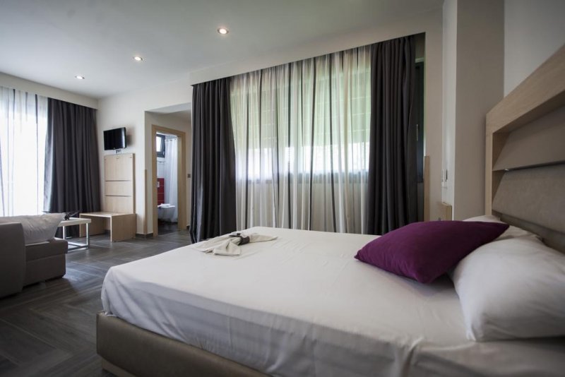 Amalthea Palace - Снимка 4