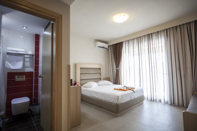 Amalthea Palace - Снимка 3