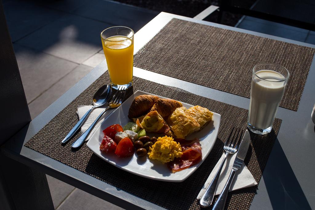 През Май и Юни: 3 нощувки със закуски в хотел Amalthea Palace 3*, Неа Врасна, Гърция! - Снимка 4