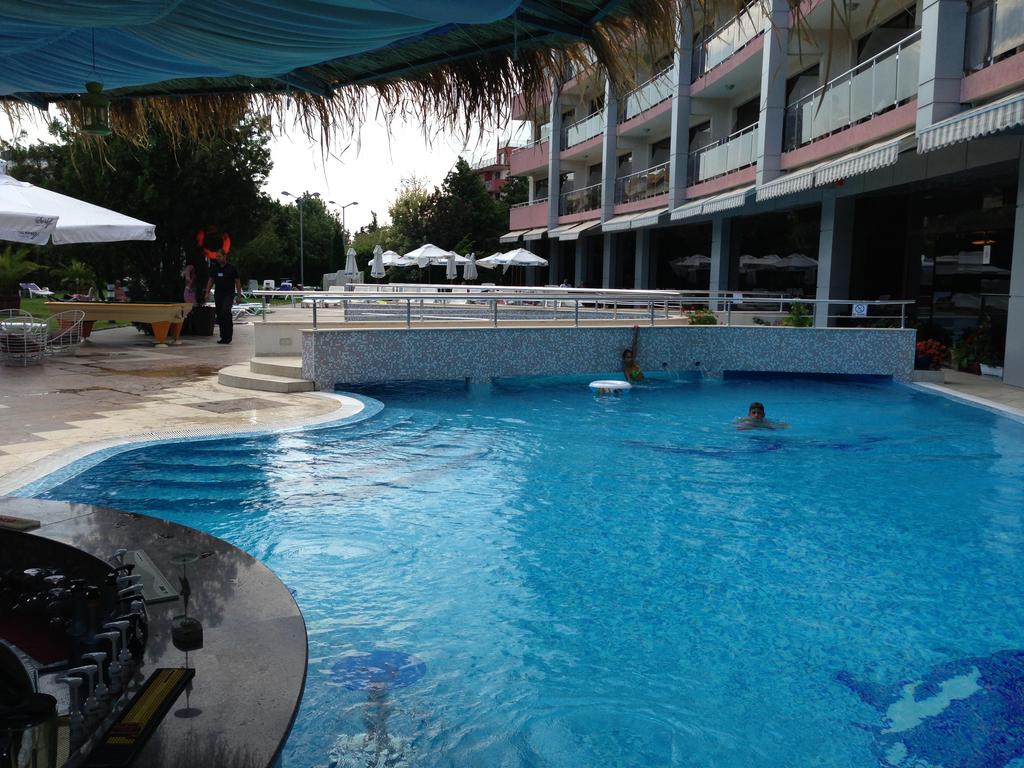 Еднодневен пакет на база All Inclusive Light + ползване на басейн в Хотел Фламинго, Слънчев бряг - Снимка 1