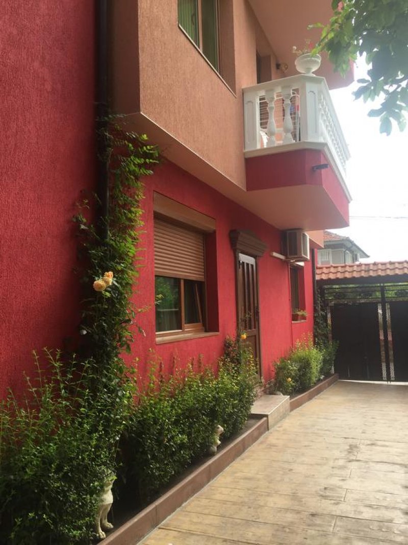 Семеен хотел Ред Хаус - Снимка 1