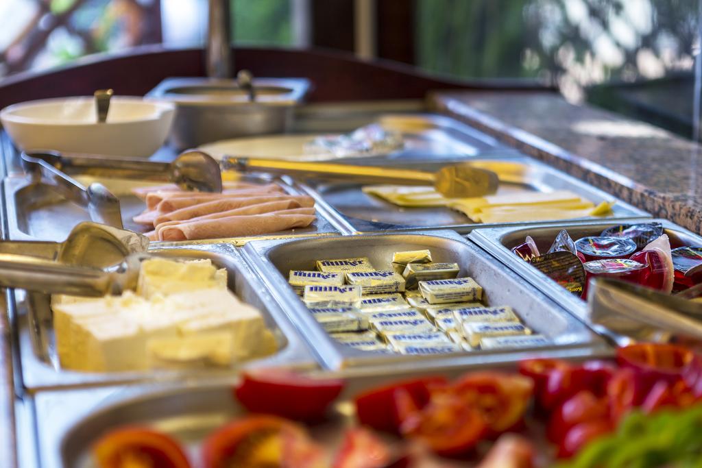 Еднодневен пакет със закуска и вечеря или закуска, обяд и вечеря + басейн и релакс Пакет в Комплекс Вила Амброзия, Черноморец - Снимка 4