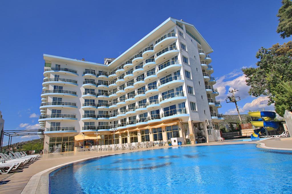 Цяло лято в Кушадасъ, на 40м. от плажа! 7 нощувки със закуски и вечери + басейн и частен плаж в хотел Arora - Снимка 