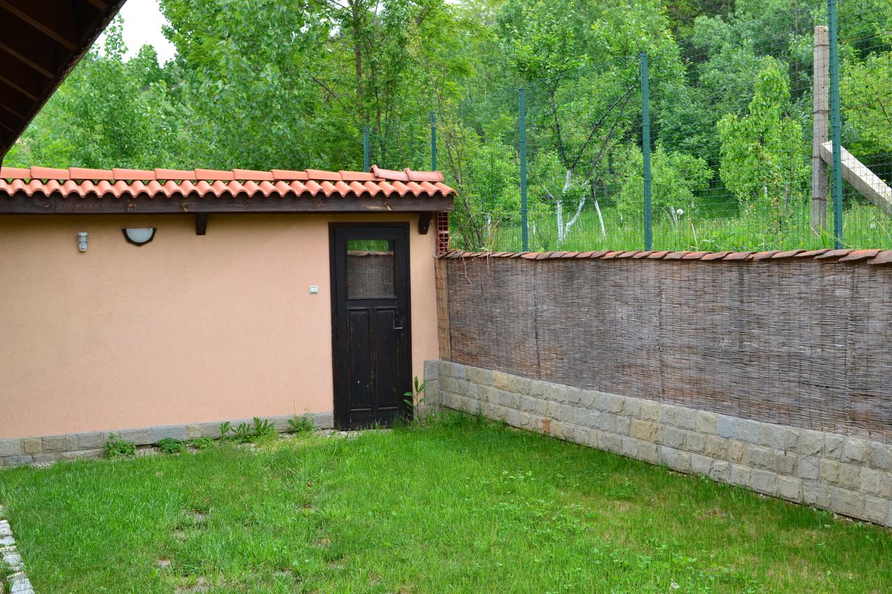Вила за 8 човека край Сапарева баня с камина, барбекю и просторен двор - къща Водопада - Снимка 3