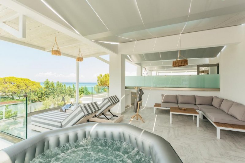 Blue Carpet Luxury Suites - Снимка 9