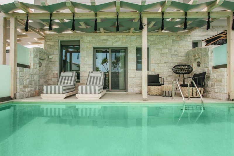 Blue Carpet Luxury Suites - Снимка 7