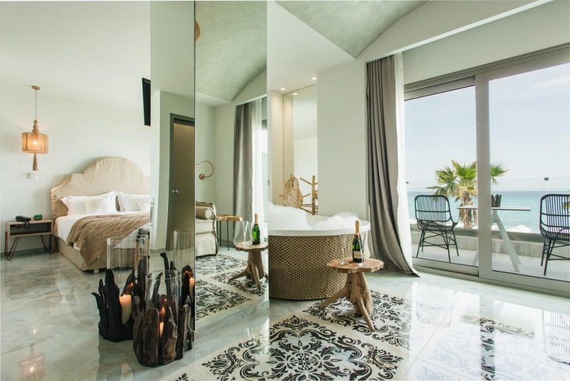 Blue Carpet Luxury Suites - Снимка 9