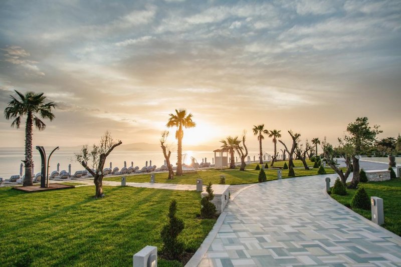 Blue Carpet Luxury Suites - Снимка 9