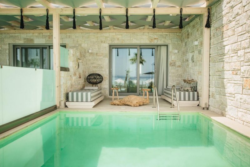 Blue Carpet Luxury Suites - Снимка 11
