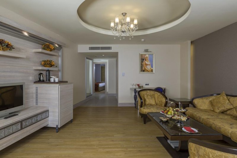 Royal Alhambra Palace - Снимка 1