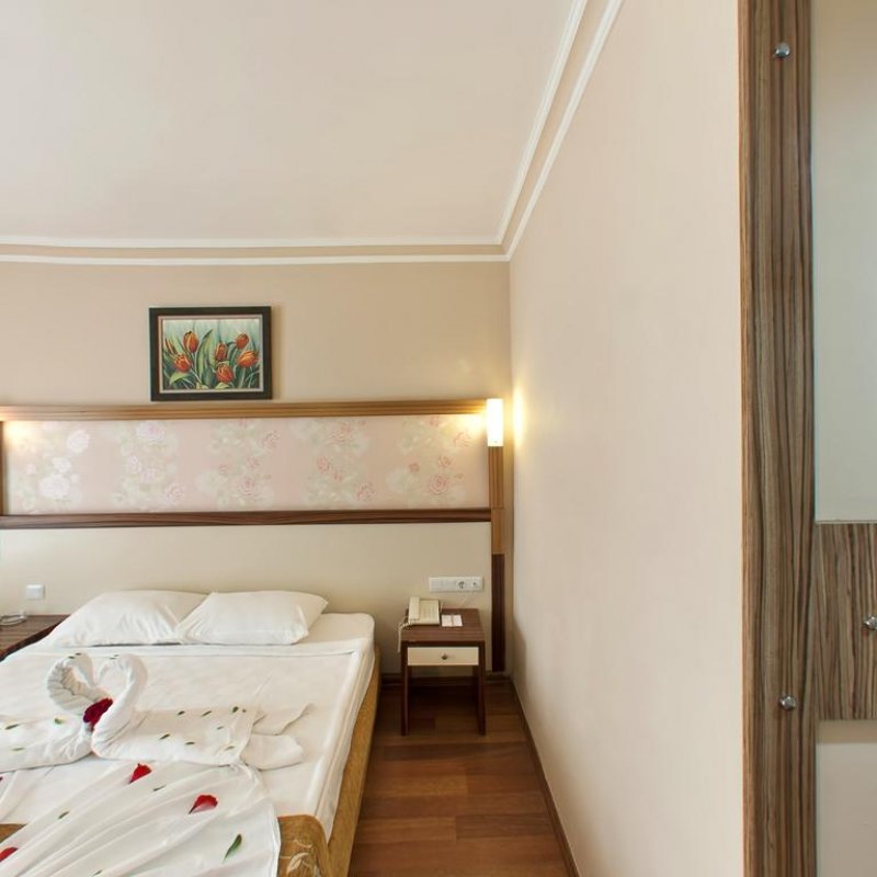 Lims Bona Dea Beach Hotel - Снимка 1