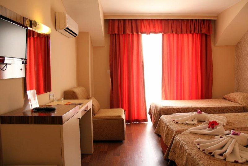 Lims Bona Dea Beach Hotel - Снимка 3