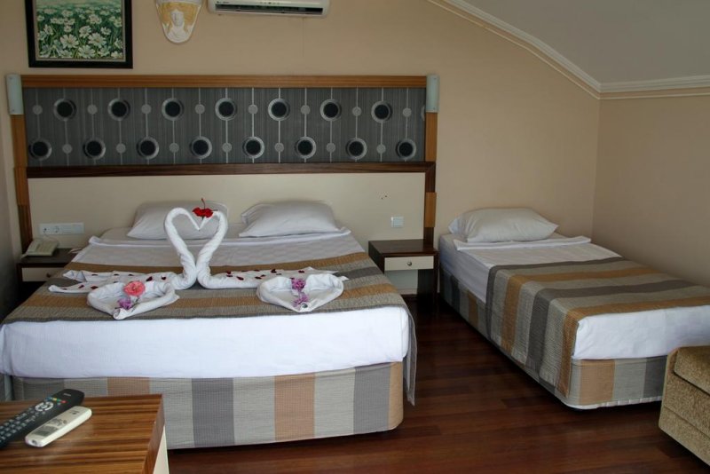 Lims Bona Dea Beach Hotel - Снимка 3