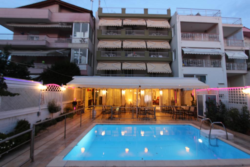 През Юли и Август: 3 нощувки със закуски и вечери в хотел Mallas 2*, Неа Каликратия, Халкидики, Гърция! - Снимка 