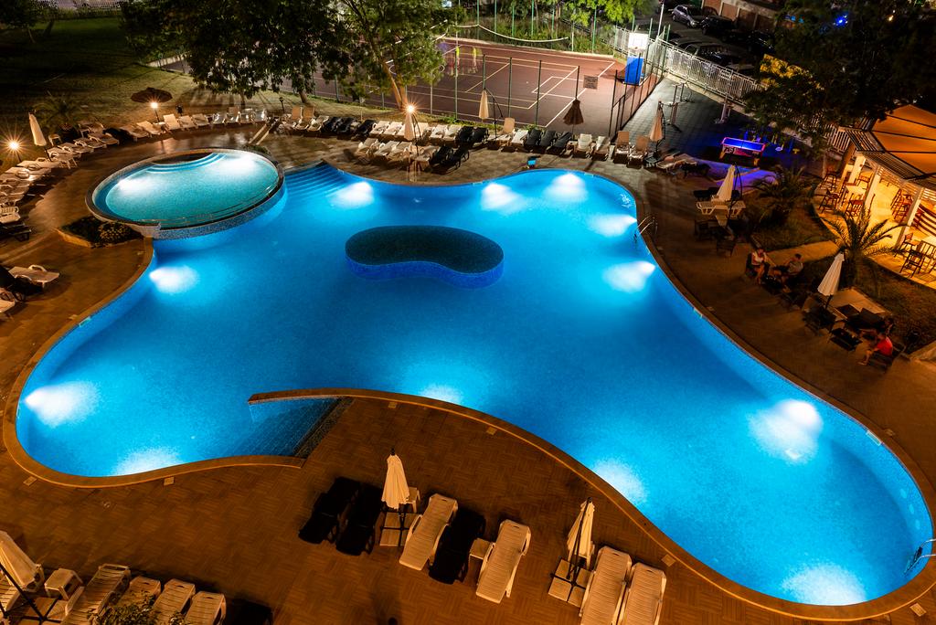 Еднодневен пакет за ДВАМА на база All inclusive + ползване на басейн в Хотелски Комплекс Белица, Приморско - Снимка 7