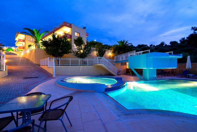 Diamond Hotel - Снимка 0