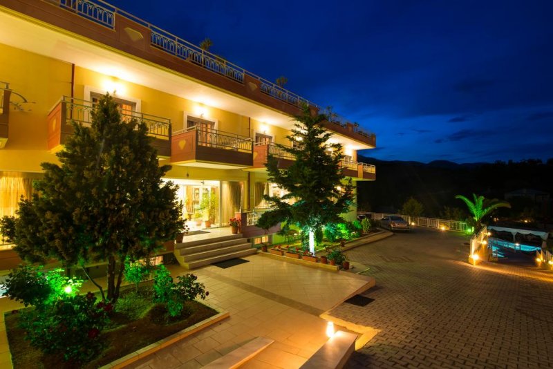 Diamond Hotel - Снимка 1