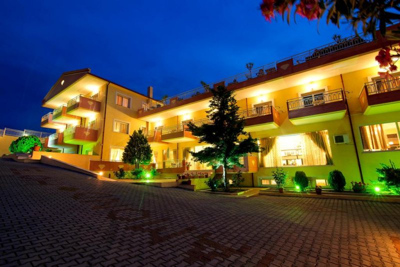 Diamond Hotel - Снимка 10