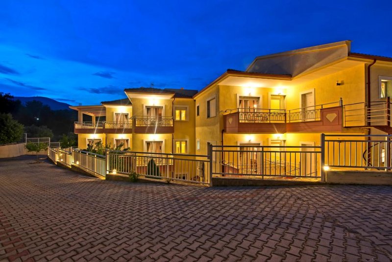 Diamond Hotel - Снимка 5