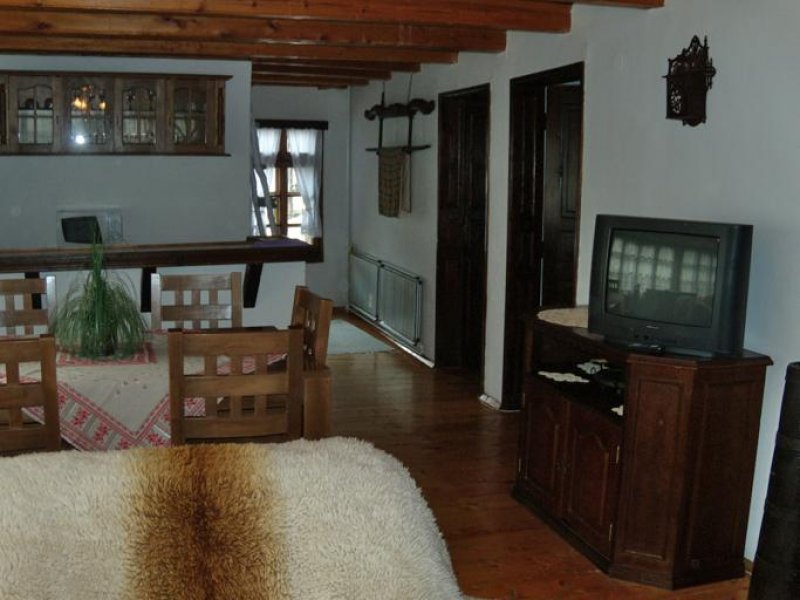 Аджи Генчовата къща с кладенеца - Снимка 8