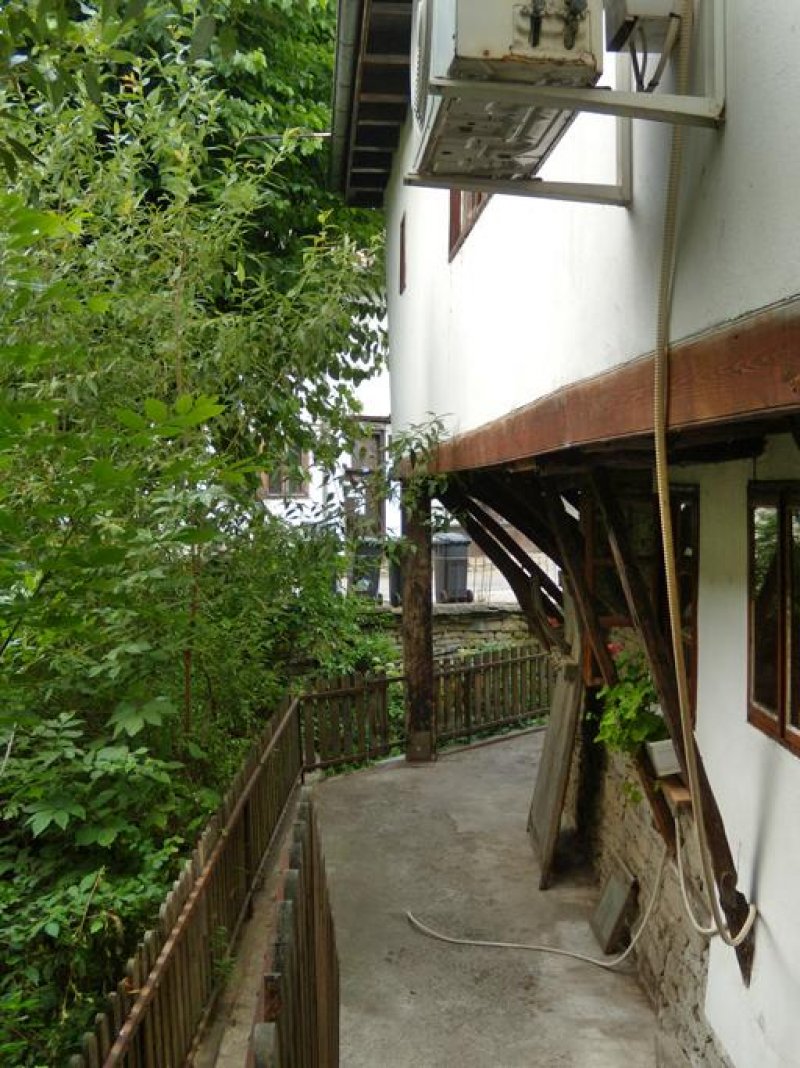 Аджи Генчовата къща с кладенеца - Снимка 8