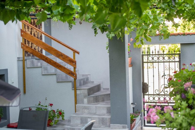 Къща за гости Джули - Снимка 10