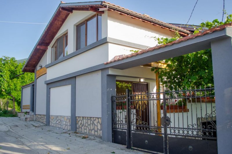 Къща за гости Джули - Снимка 2