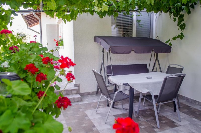 Къща за гости Джули - Снимка 10