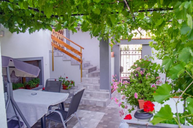 Къща за гости Джули - Снимка 8