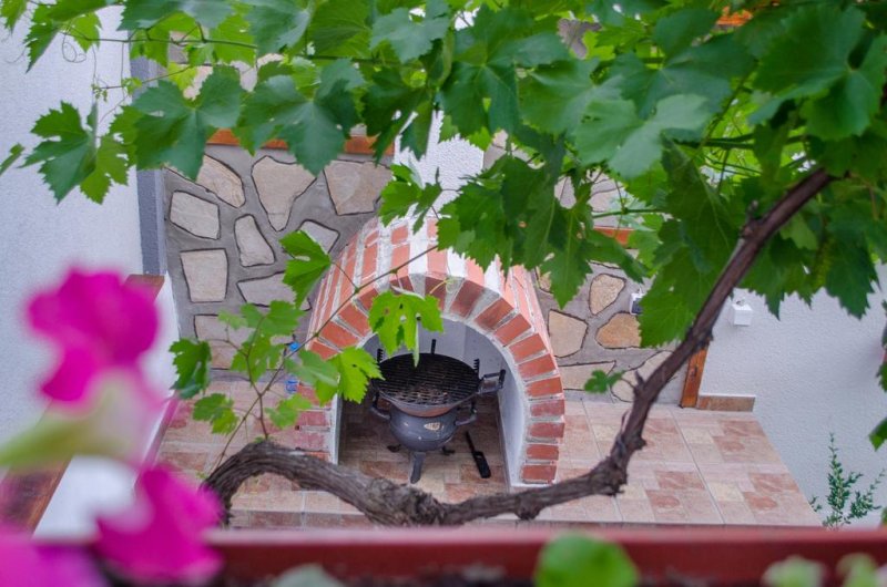 Къща за гости Джули - Снимка 9