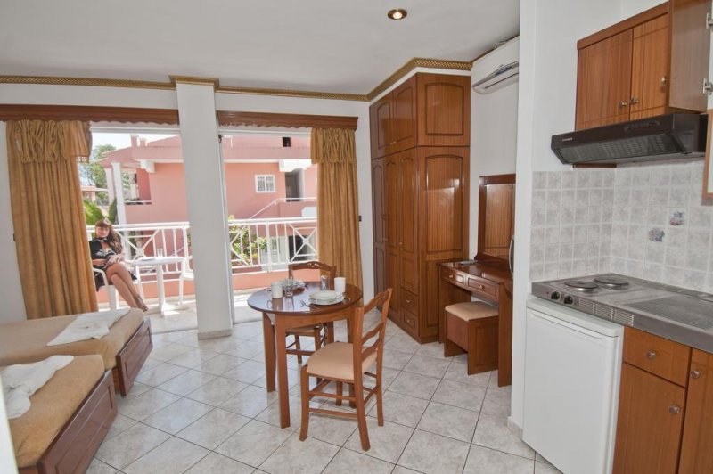 Angelina Hotel & Apartments - Снимка 9