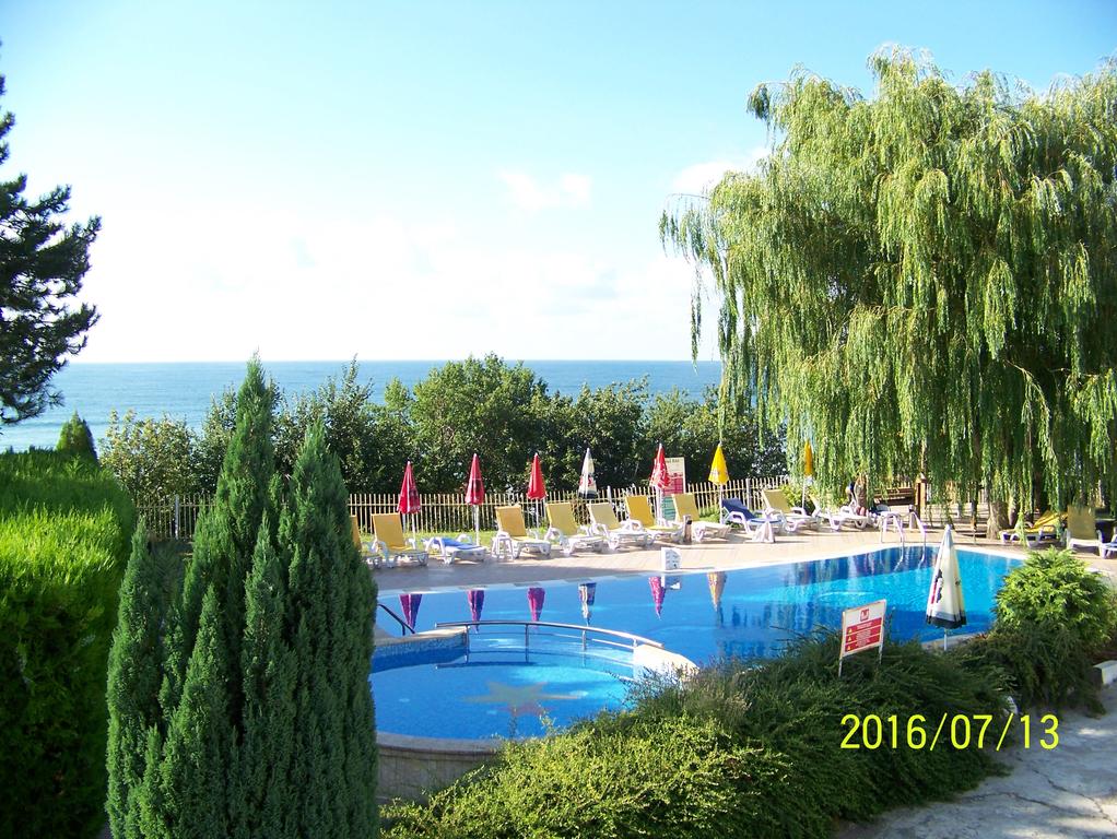 Лято на 50м. от плажа. Нощувка със закуска + басейн в Хотел Рай, между Балчик и Каварна - Снимка 27