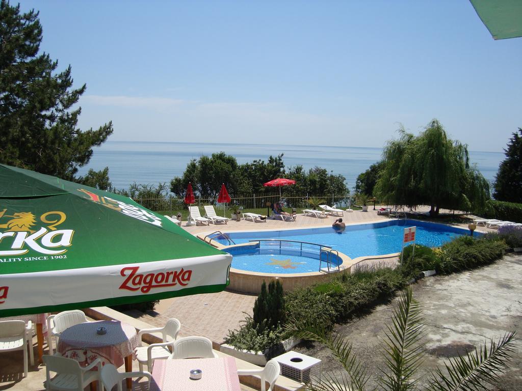 Лято на 50м. от плажа. Нощувка със закуска + басейн в Хотел Рай, между Балчик и Каварна - Снимка 23