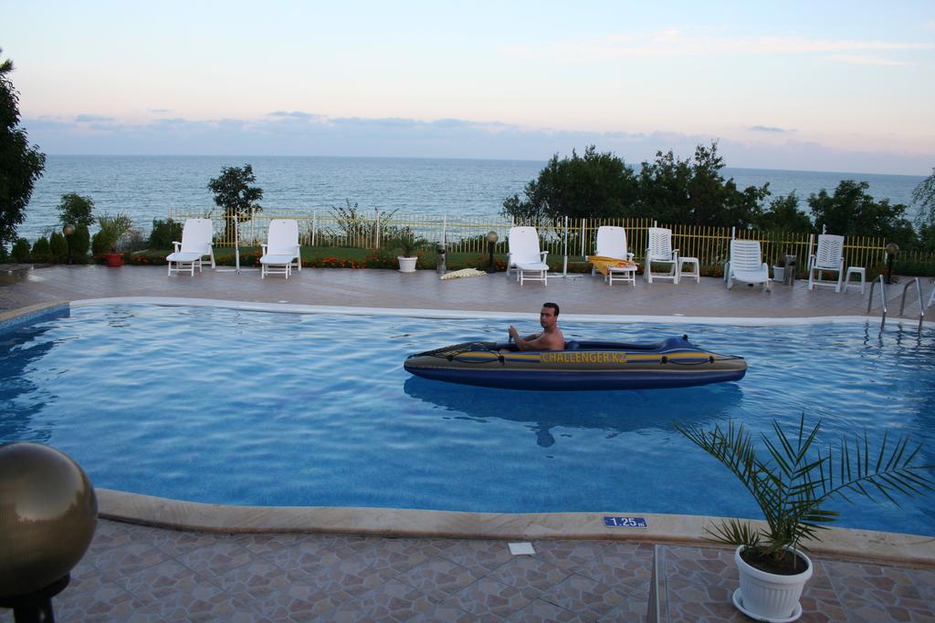 Лято на 50м. от плажа. Нощувка със закуска + басейн в Хотел Рай, между Балчик и Каварна - Снимка 1