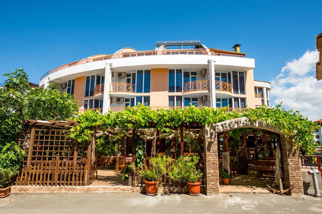 2 или 3 нощувки на човек със закуски + басейн в хотел Копакабана, на 50м. от плажа в Равда - Снимка 26