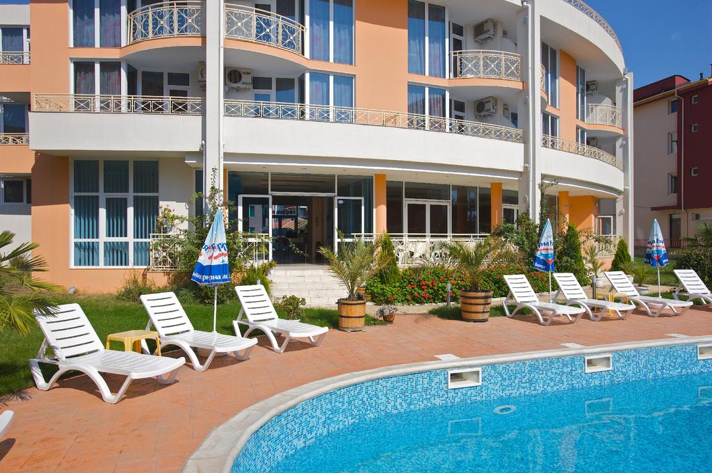 2 или 3 нощувки на човек със закуски + басейн в хотел Копакабана, на 50м. от плажа в Равда - Снимка 4