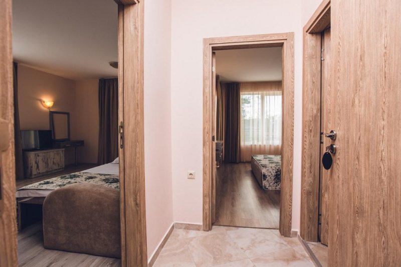 Хотел Авеню Делукс - Снимка 9