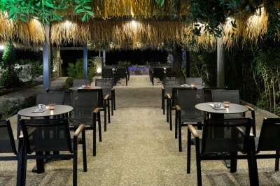 Atrium Hotel - Снимка 1