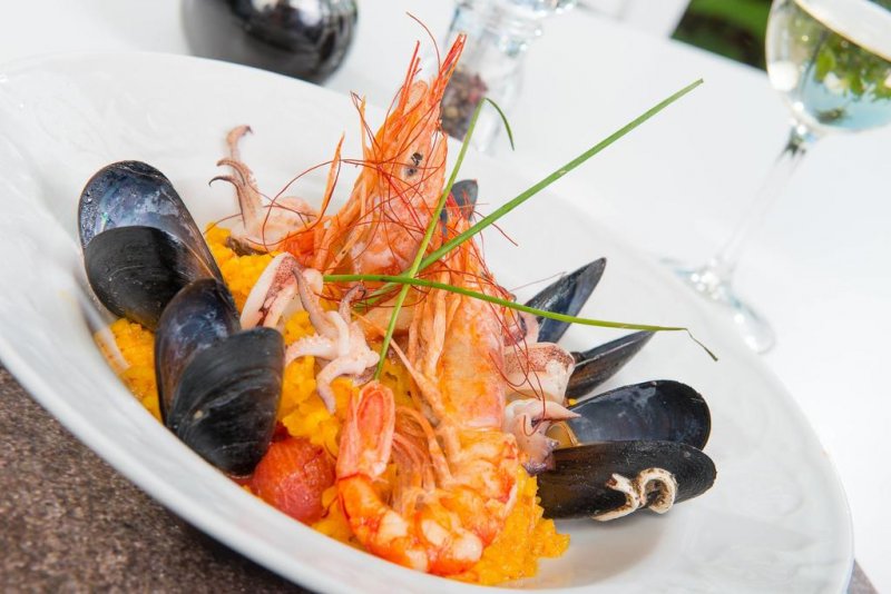 Atrium Hotel - Снимка 2