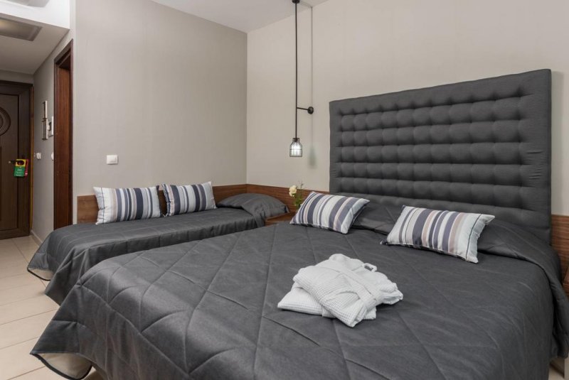 Atrium Hotel - Снимка 1