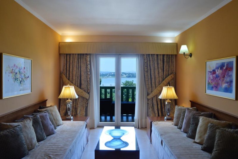 Ariti Grand Hotel - Снимка 2