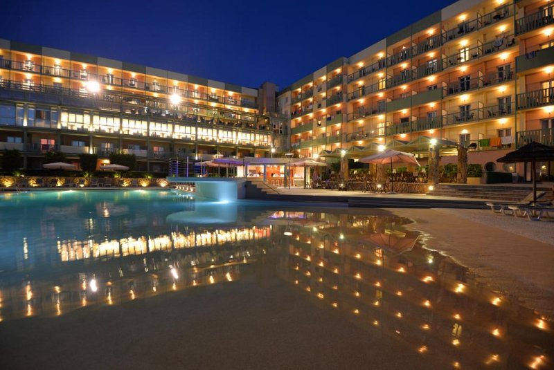 Ariti Grand Hotel - Снимка 1