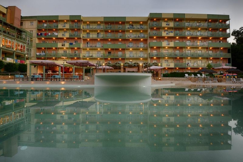Ariti Grand Hotel - Снимка 4