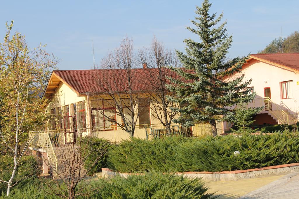 Къщички за четирима в комплекс Асеневци край Дряново с барбекю, сауна и обширен двор. - Снимка 