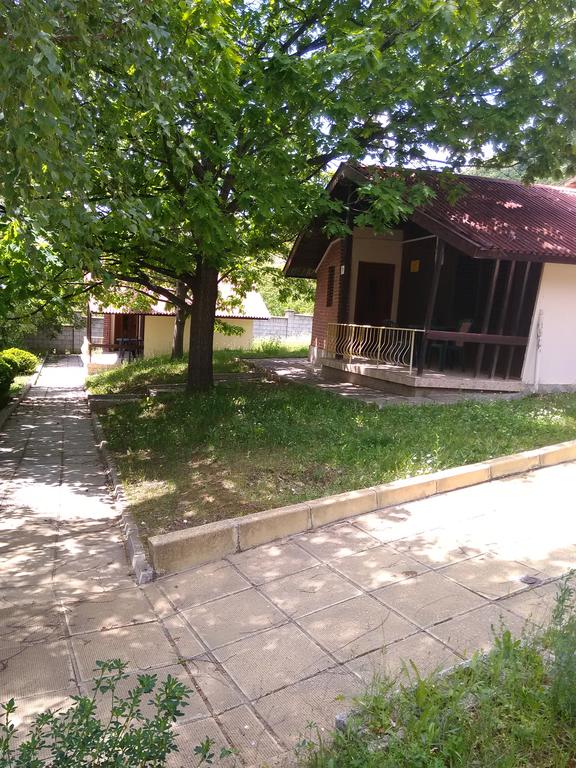 Къщички за четирима в комплекс Асеневци край Дряново с барбекю, сауна и обширен двор. - Снимка 1