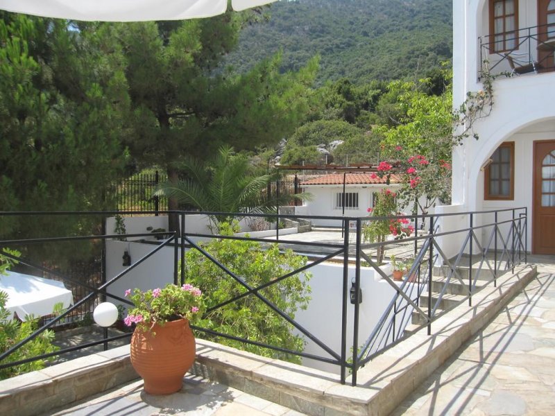 Travlos Studios - Снимка 4