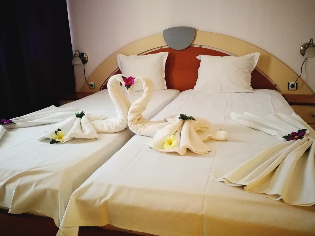 Нощувка на човек в хотел Ванини, Несебър - Снимка 23